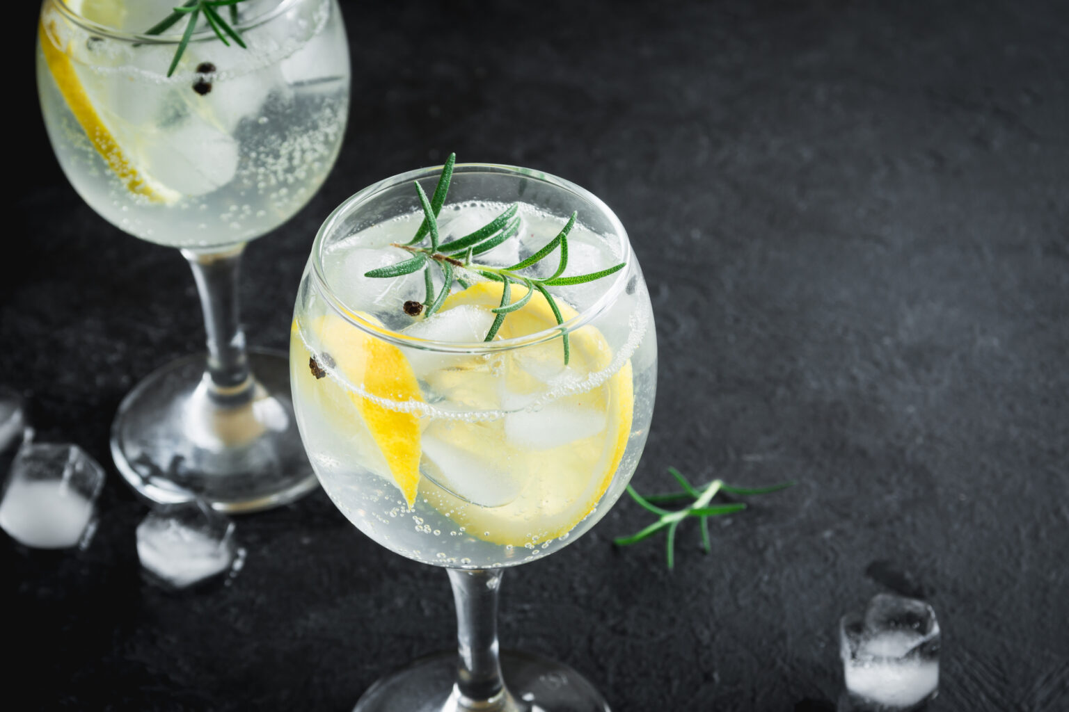 Alcohol,Drink,(gin,Tonic,Cocktail),With,Lemon,,Rosemary,And,Ice